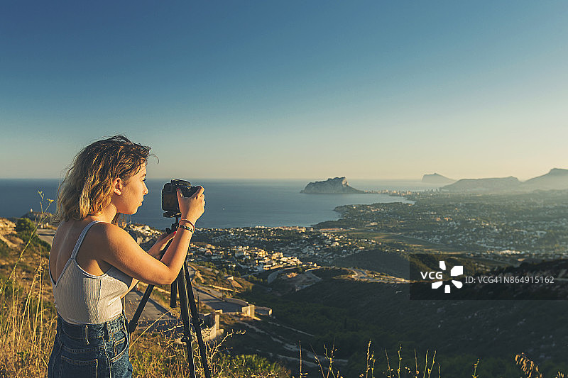 拍摄卡尔佩风景的少女图片素材
