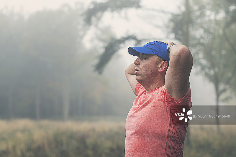 跑步者在森林中休息图片素材