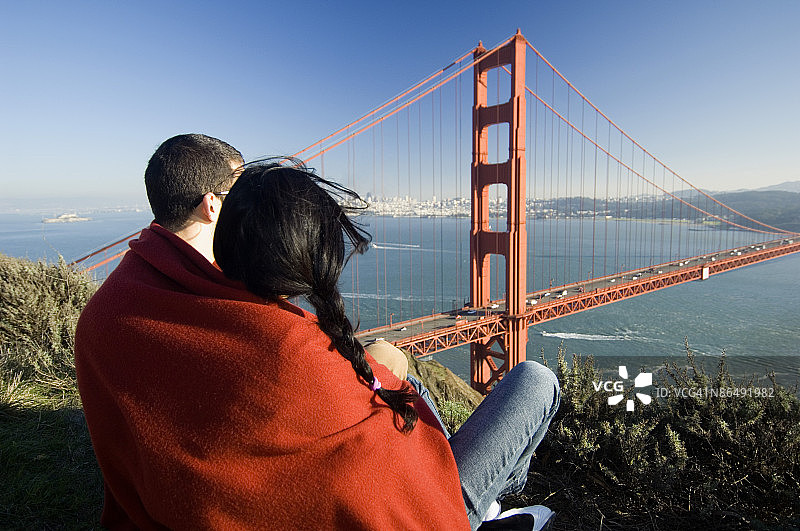 俯瞰金门大桥的情侣图片素材