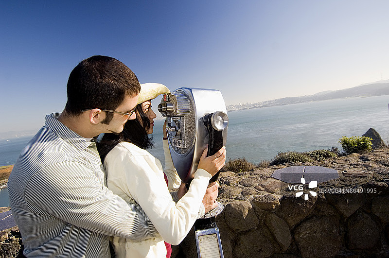 情侣观赏风景图片素材
