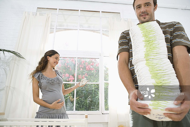 在托儿所穿尿布的男人图片素材