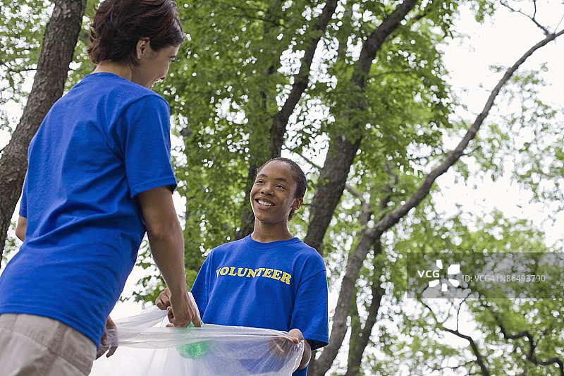 志愿者在公园捡拾垃圾图片素材