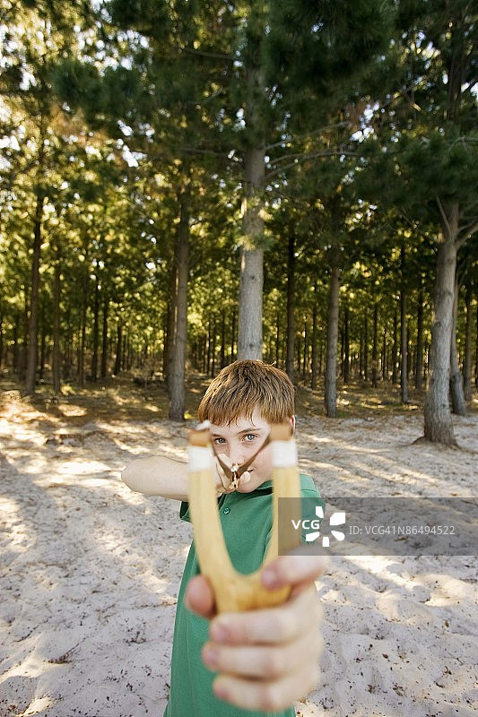 拿弹弓的男孩图片素材