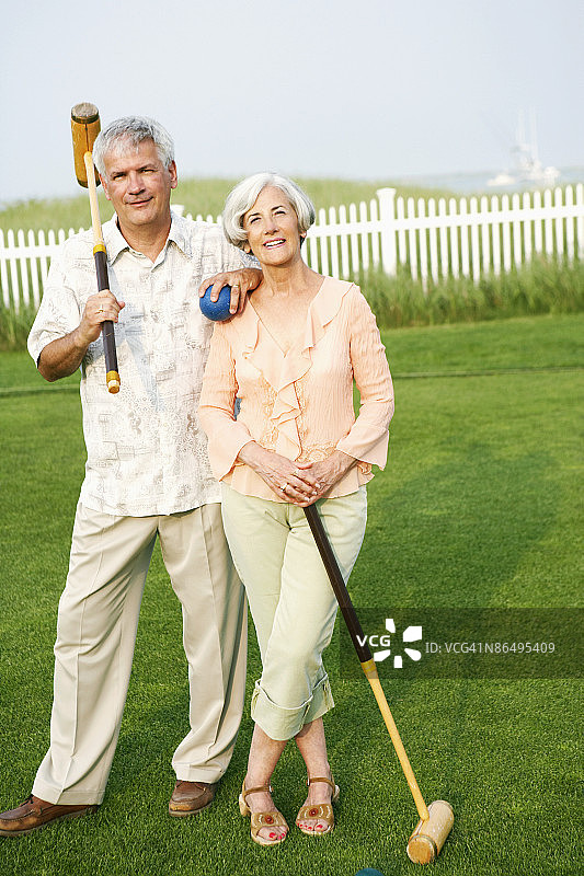 一对夫妇玩槌球图片素材