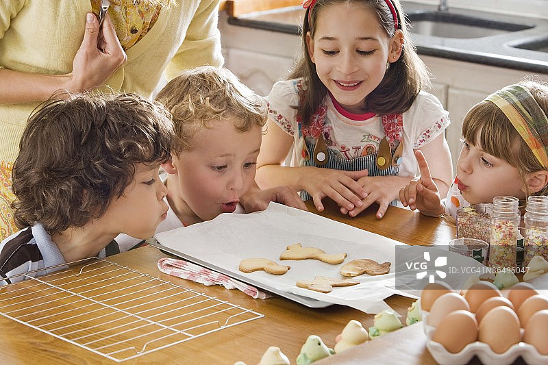 在厨房和烘焙食品的孩子们图片素材