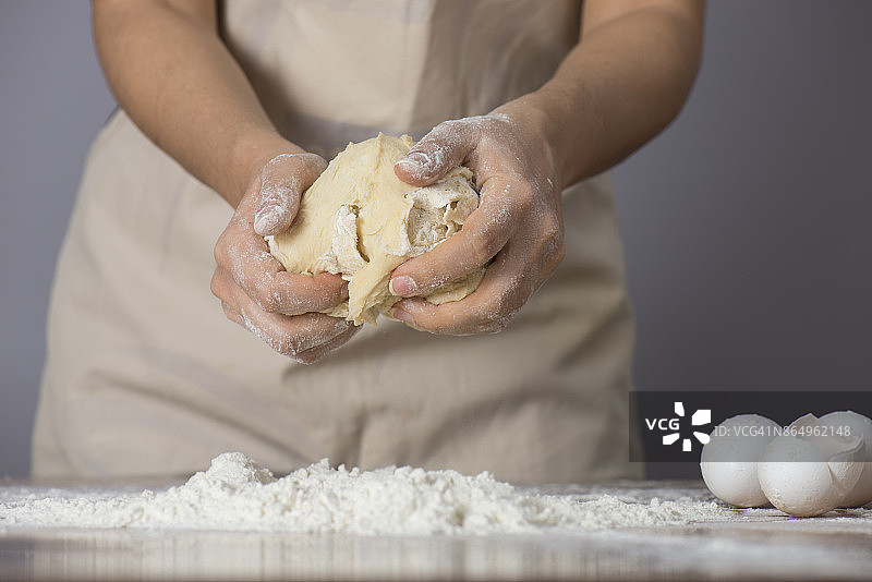 女人拿着面团图片素材