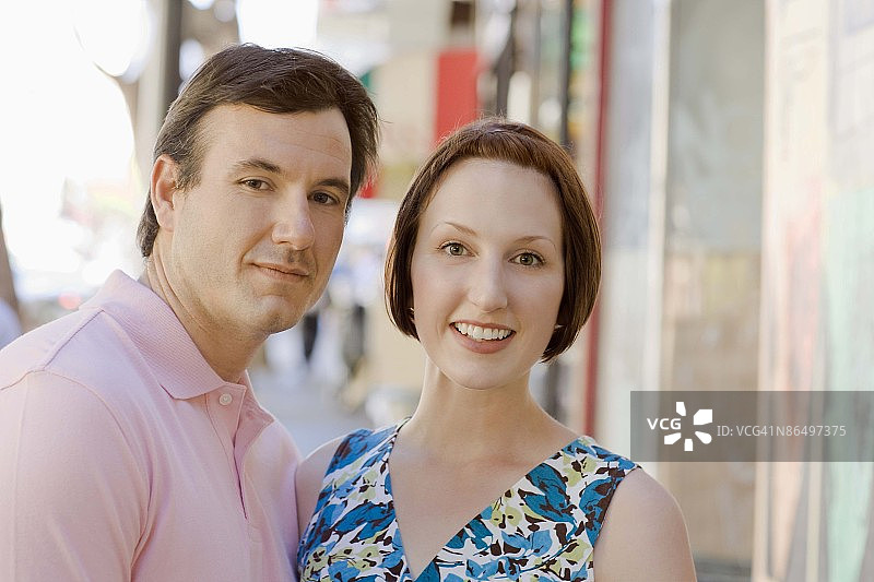 户外情侣肖像图片素材