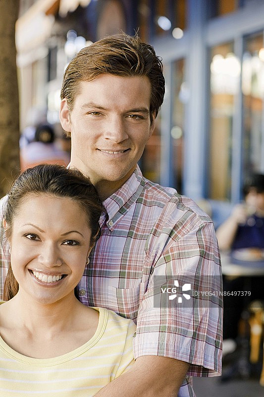 户外情侣肖像图片素材