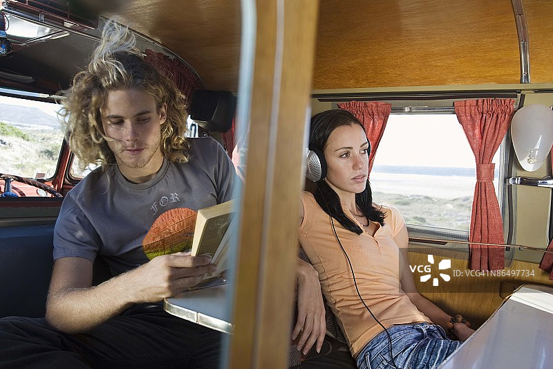 年轻夫妇坐在露营车里图片素材