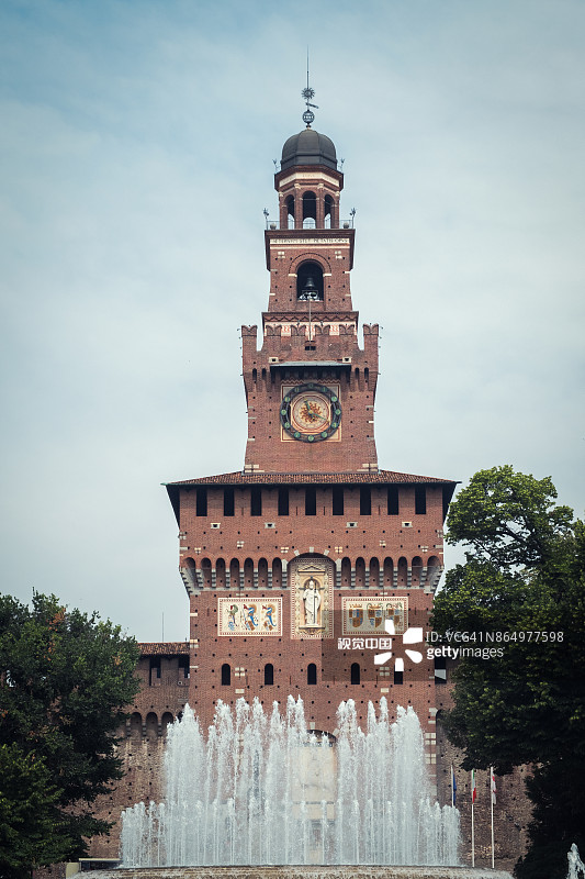 斯福尔扎城堡和喷泉图片素材