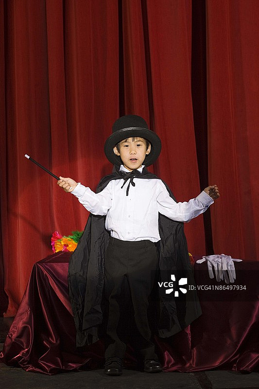 男孩在舞台上表演魔术图片素材