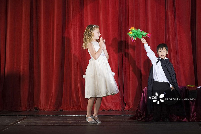 孩子们在舞台上表演魔术戏法图片素材