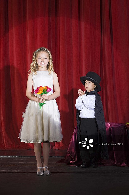 孩子们在舞台上表演魔术戏法图片素材