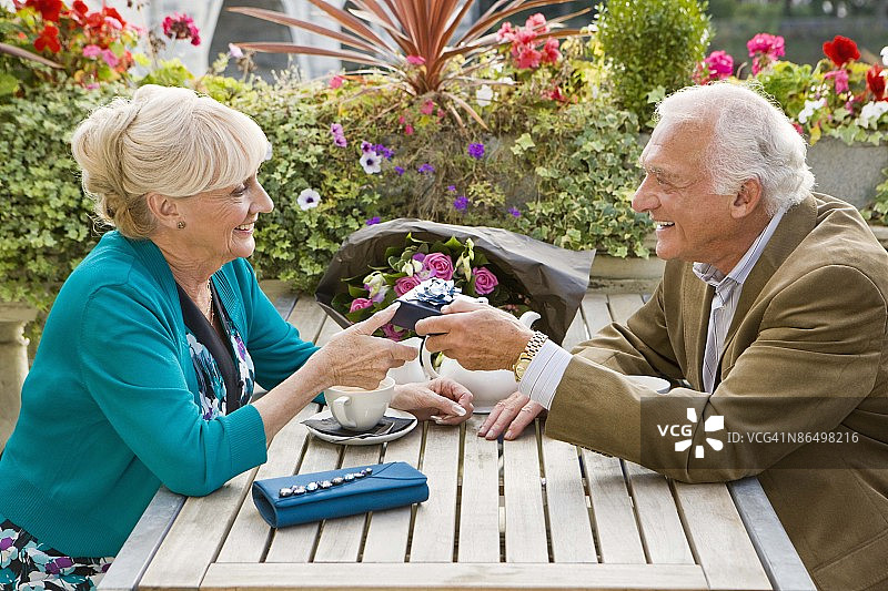 情侣交换礼物图片素材