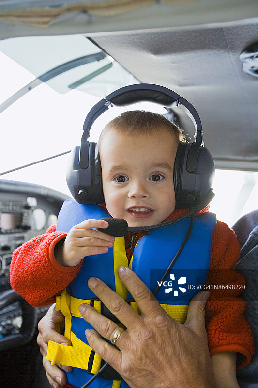 微笑的男孩戴着耳机图片素材
