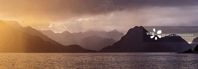 斯凯岛斯卡维格湖和库林山的阵雨图片素材