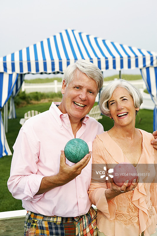 情侣玩地掷球图片素材