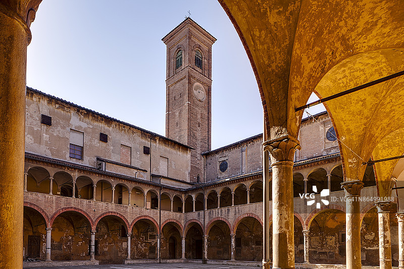 博洛尼亚圣马蒂诺马焦雷大教堂的回廊图片素材