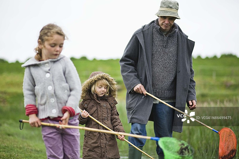 父女和渔网图片素材