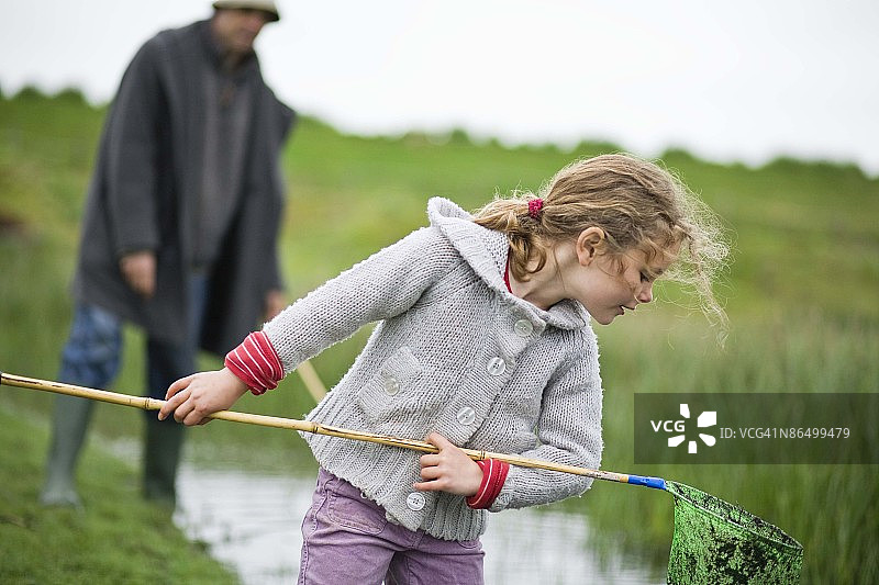 父女与渔网图片素材