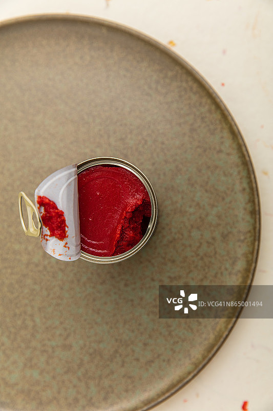 打开的番茄酱罐头图片素材