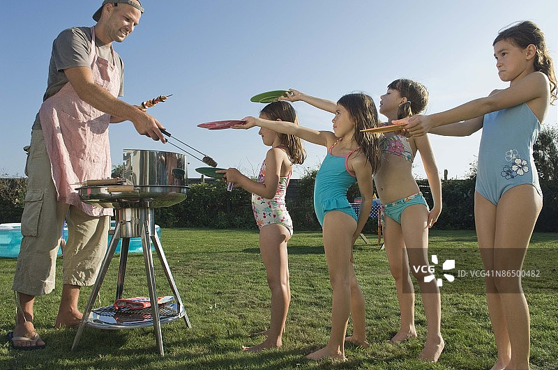 在户外排队领取食物的女孩图片素材