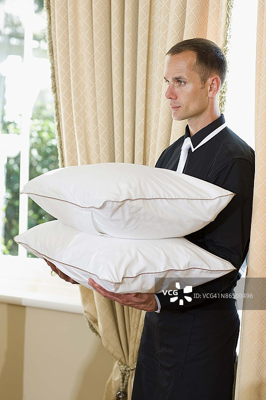 男管家抱着枕头图片素材