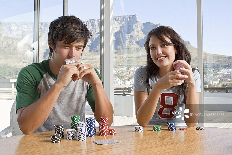 青年人玩纸牌游戏图片素材