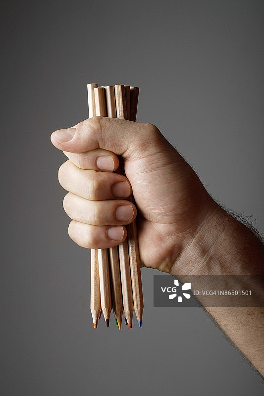 手握彩色木质铅笔图片素材