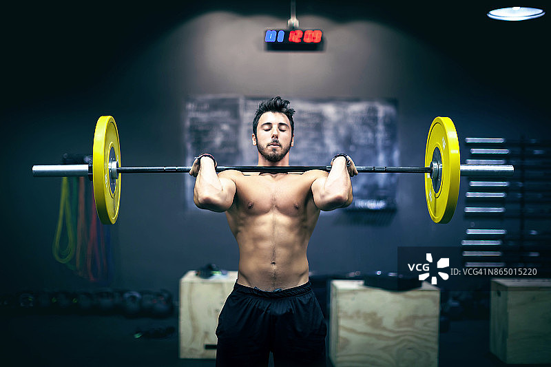健身：男士杠铃训练图片素材