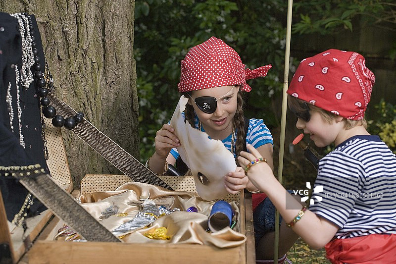 玩海盗游戏的孩子们图片素材