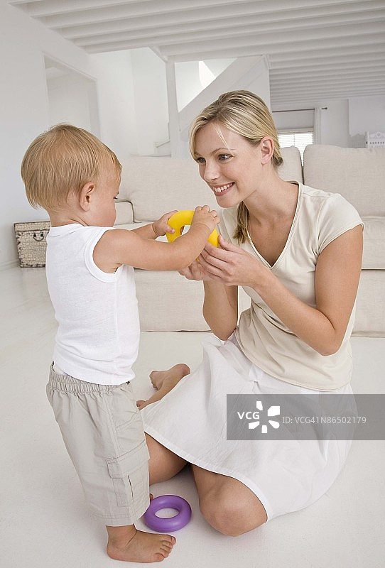 儿子给母亲玩具戒指图片素材