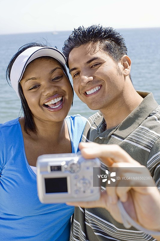 夫妇用数码相机微笑自拍图片素材