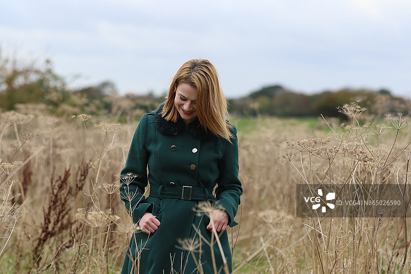 秋冬季节森林中的年轻女子图片素材