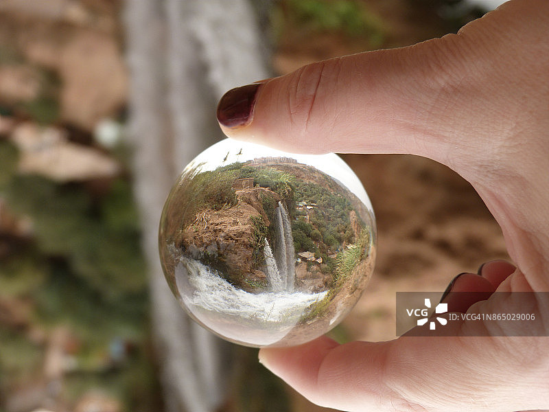 摩洛哥乌祖德瀑布水晶球倒影图片素材