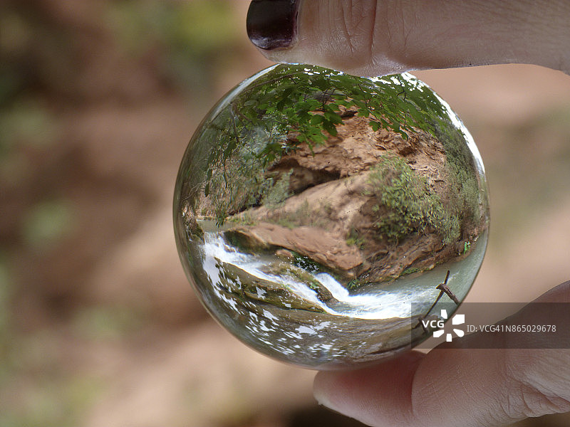 摩洛哥乌祖德瀑布水晶球倒影图片素材