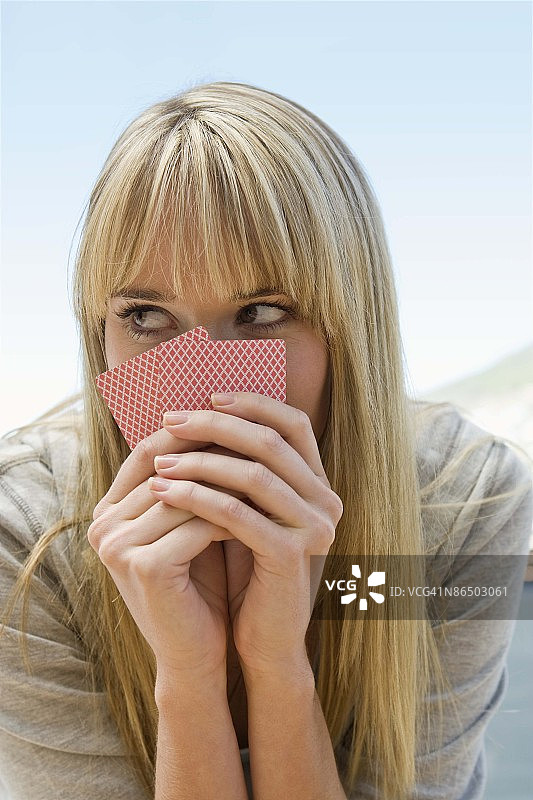 年轻女人玩扑克图片素材