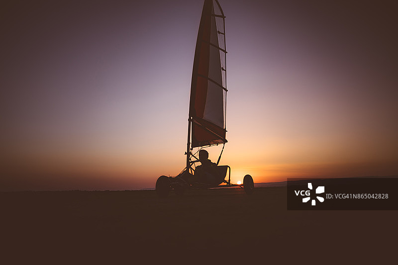 在海滩上练习极限运动的陆地帆船运动员图片素材