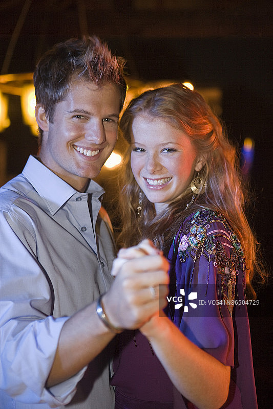 情侣在夜总会跳舞图片素材