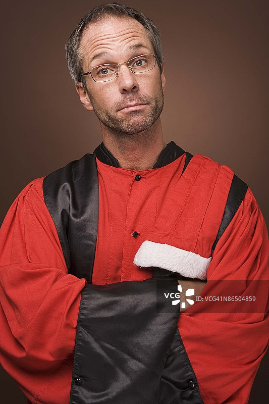 扬起眉毛的裁判员图片素材