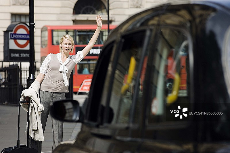 女人在街头招手打车图片素材