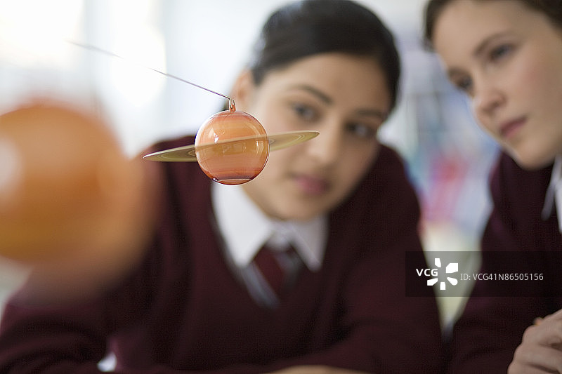 带有行星模型的学生图片素材