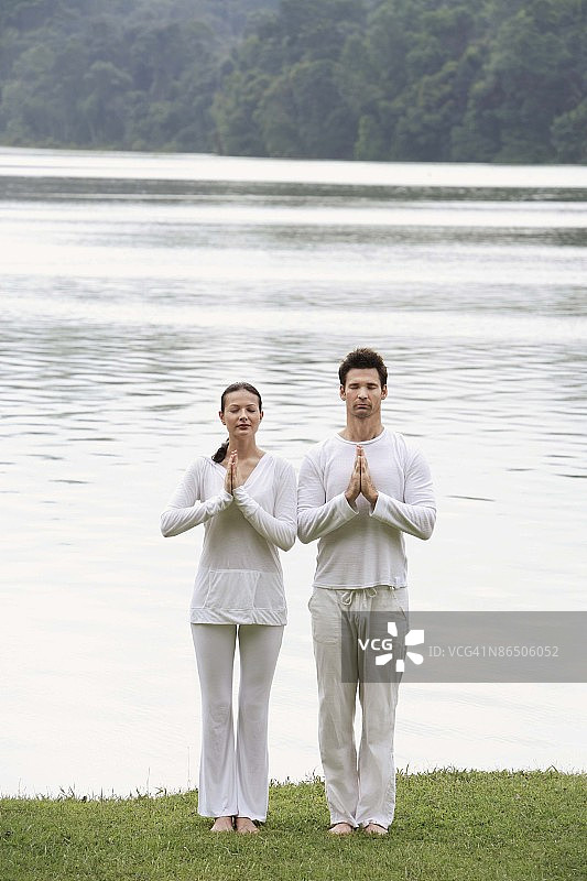 情侣瑜伽姿势图片素材