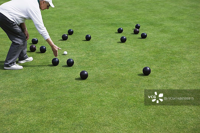 男子在草坪上图片素材