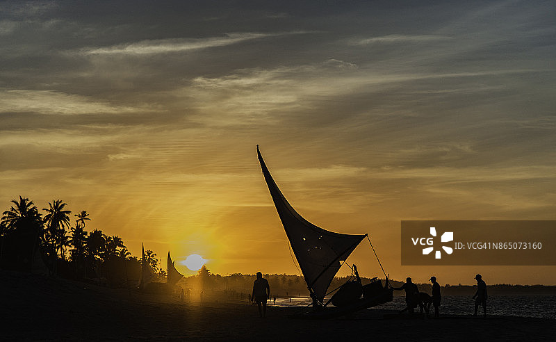 巴西塞阿拉昆布科海滩日落时分，渔民们满载而归图片素材