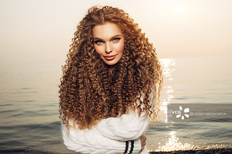 穿着毛衣的漂亮女人图片素材