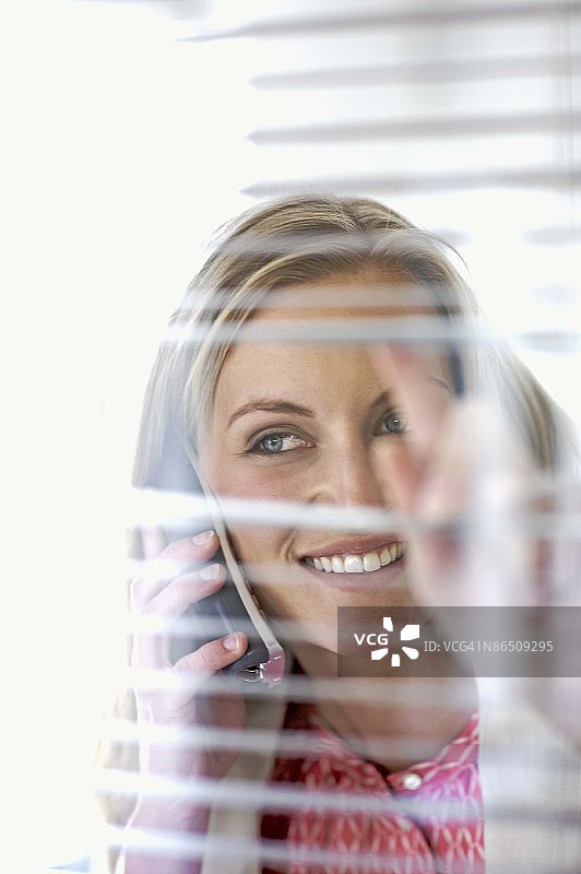 使用手机的女侦探图片素材