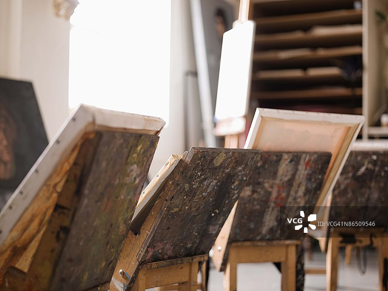 艺术工作室中的画架图片素材