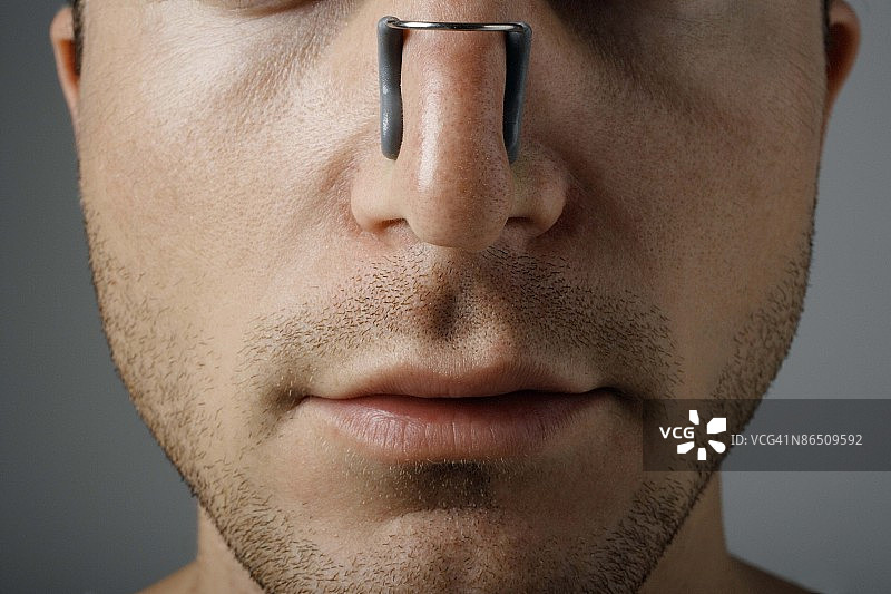 带鼻贴的鼻子特写图片素材