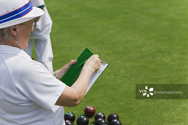 在保龄球绿地上的女人图片素材